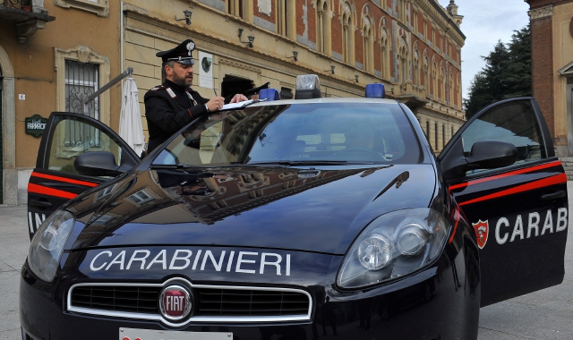 Con mazza e machete sull'auto rubata