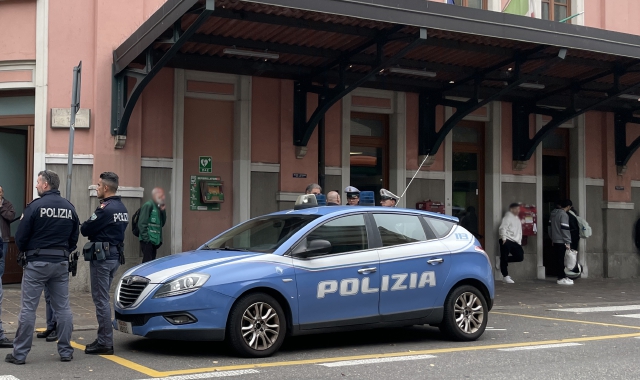 Saronno, vetrata danneggiata in stazione