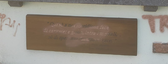 Vandali contro la cappelletta: rabbia a Ferno