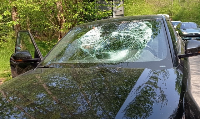 Un’auto danneggiata