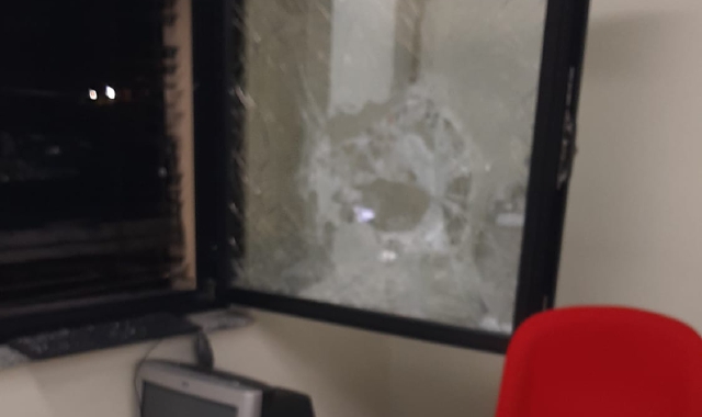 Insulti al medico, vetro in frantumi, ambulatorio devastato