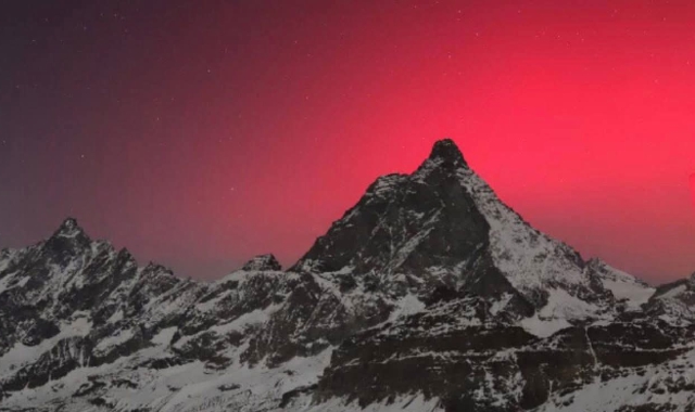 Aurora boreale, il cielo diventa rosso