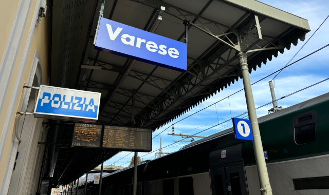 Aggredisce i poliziotti in stazione, arrestato 72enne