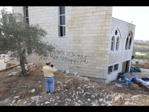 Coloni incendiano moschea in Cisgiordania, minacce all'Idf