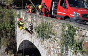 Si calano nel torrente, maxi-esercitazione dei vigili del fuoco