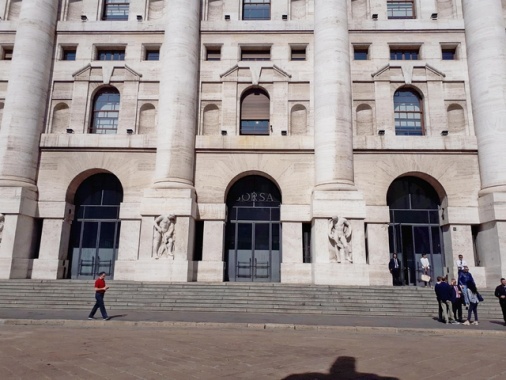 Borsa: Milano allunga il passo (+0,4%) con Leonardo e Generali