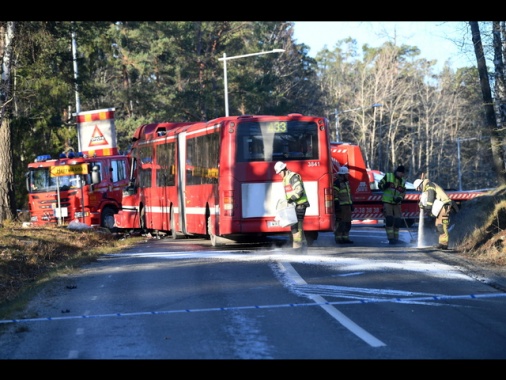 Bus si schianta contro una fermata a Stoccolma, 'diversi morti'