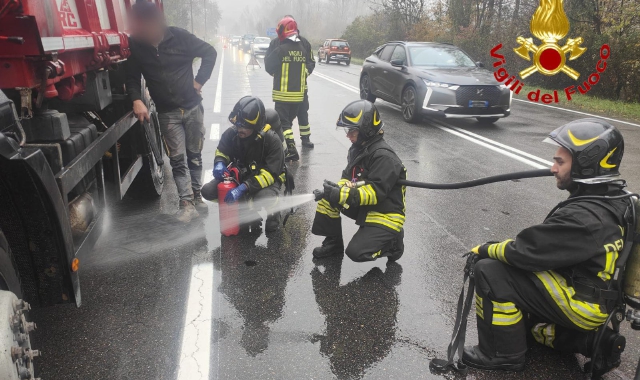 L’intervento dei vigili del fuoco sulla provinciale del lago