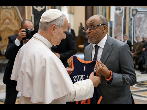 Il Papa, 'il cinema è in pericolo, va sostenuto'