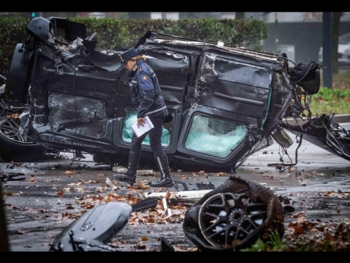 Suv contro auto a Milano, attese 2 iscrizioni registro indagati
