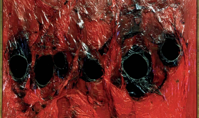 Dall’alto in senso orario: «Rosso Plastica» di Alberto Burri, 1962, plastica, acrilico, vinavil, combustione su tela (Collezione privata, © 2025, ProLitteris, Zürich); «Forme forze nello spazio» di Enrico Prampolini, 1932, olio su tavola (Collezione Gianc