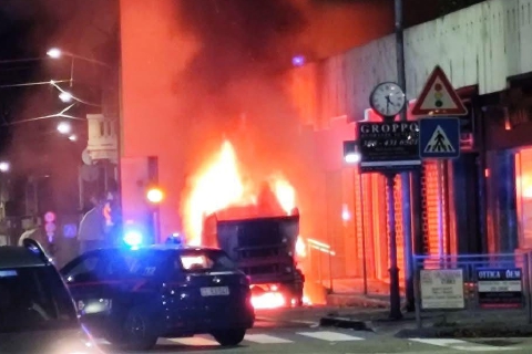 Un boato: in fiamme camion dei rifiuti