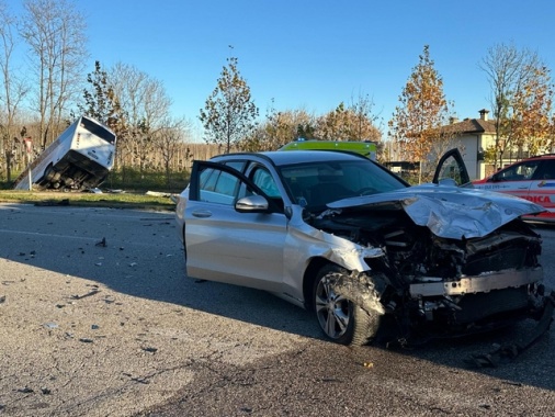 ++ Bus con studenti nel fosso dopo lo scontro con un'auto ++