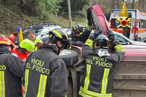 Si ribalta e resta intrappolata nell’auto: paura, poi sollievo