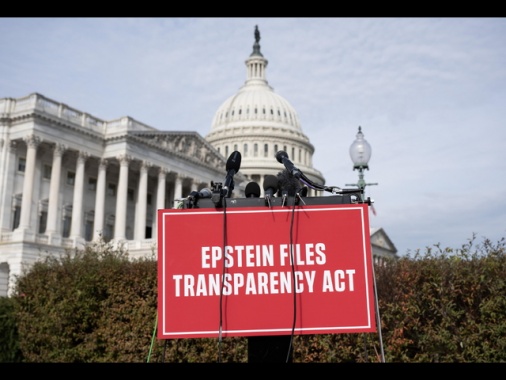 Trump firma la legge per la divulgazione dei file su Epstein