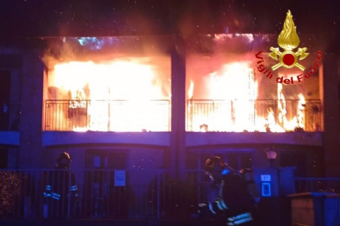 Appartamento in fiamme, donna ustionata