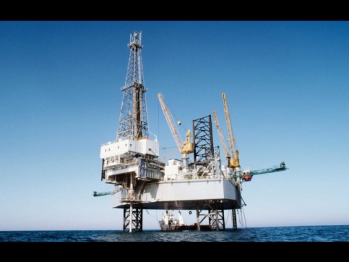 Il prezzo del petrolio consolida il rialzo, wti a 60 dollari