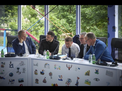 Media, telefonata urgente Starmer-Macron-Merz con Zelensky