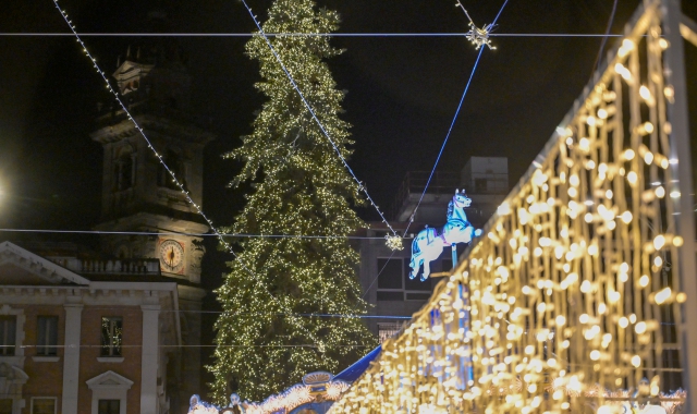 Le luci in piazza Montegrappa (foto Stefano Benvegnù)