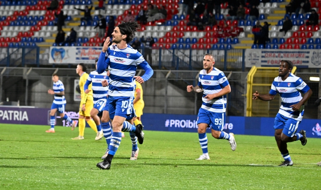 L’esultanza di Mastroianni dopo il gol dell’1-0 (foto Domenico Ghiotto)