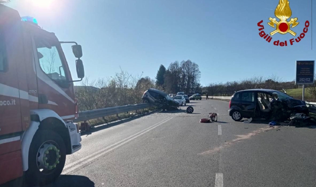 Scontro frontale tra due auto a Paruzzaro