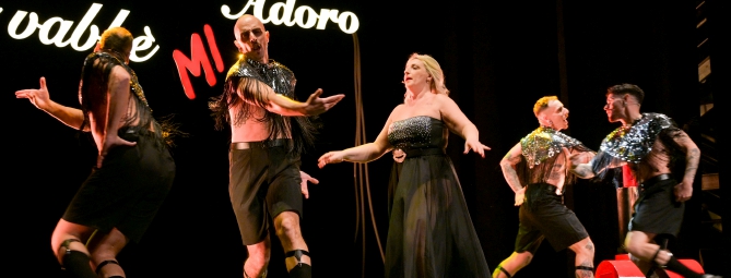 Il sorriso e l’autoironia: Katia Follesa conquista Gallarate