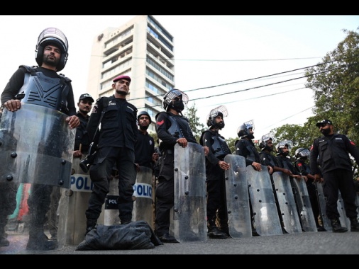 Pakistan, attacco e attentato suicida a comando polizia Peshawar