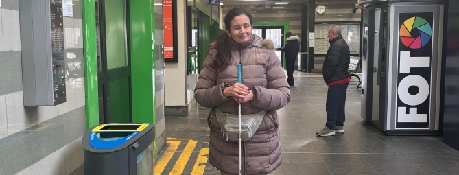 La pendolare non vedente lasciata sola ai binari