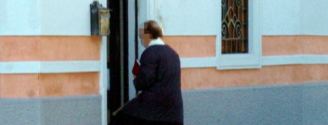 Il falso prete citofona, sale in casa e ruba