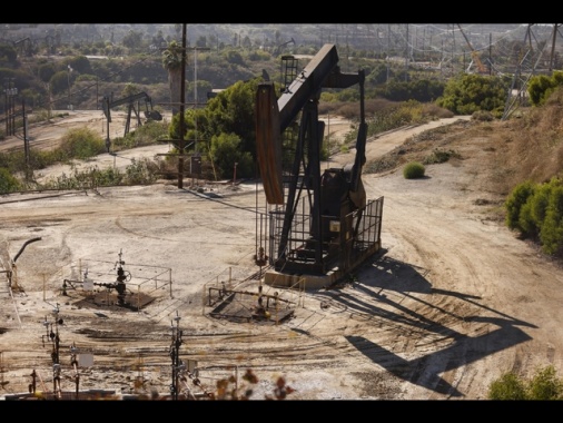 Petrolio e gas in calo, si guarda ai colloqui per l'Ucraina