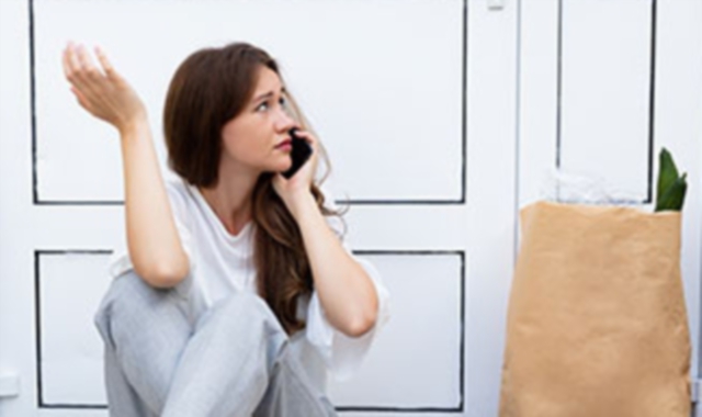 Restare chiusi fuori di casa. E ridere di sé