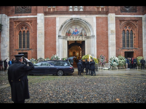 Funerali Vanoni, dopo l'omelia Fresu suona 'L'appuntamento'