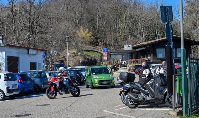 Al Sacro Monte, non lontano da piazzale Pogliaghi, il ritrovamento del cadaveredi un uomo la cui identità rimane sconosciuta. Ieri, l’autopsia