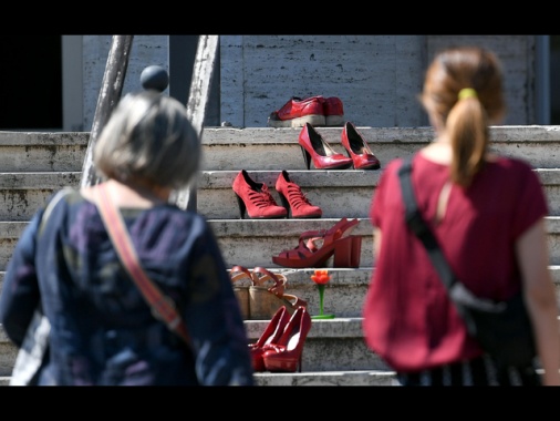 Abusi su donne straniere, indagato funzionario prefettura