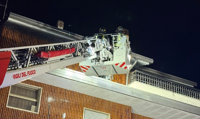 I vigili del fuoco sono intervenuti per mettere in sicurezza l’appartamento