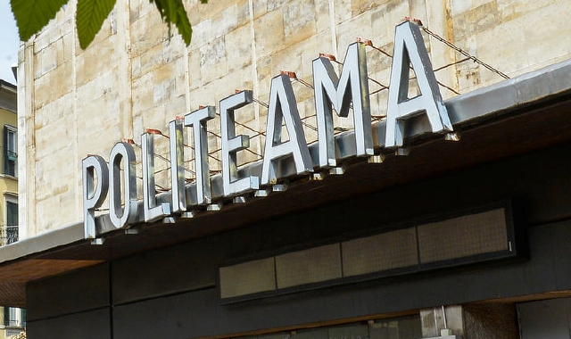 Nella foto qui sopral’ingressodel Politeama comesi presenta oggi:le scenografie per il nuovo teatro entreranno da via Orrigoni