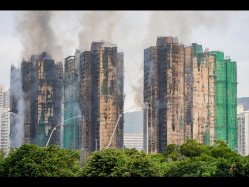 Sale a 65 il bilancio dei morti dell'incendio di Hong Kong