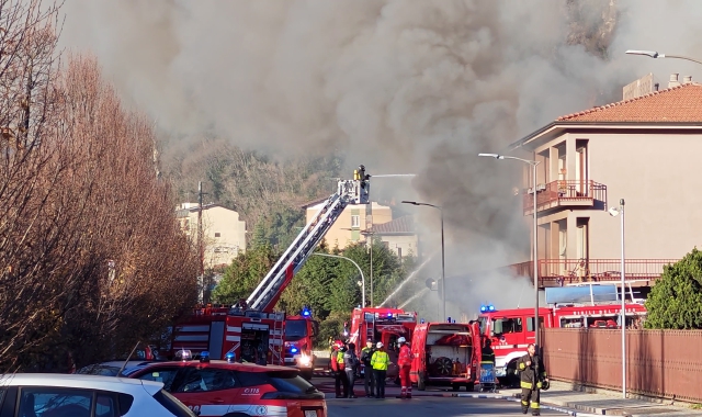 Incendio a Laveno, controlli sull’aria
