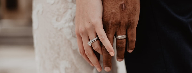 Prima le zitelle ora gli sposati. L’ironia cambia