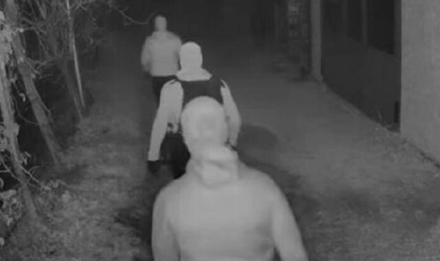 Ladri incappucciati alla Rasa: irruzione e fuga nei boschi