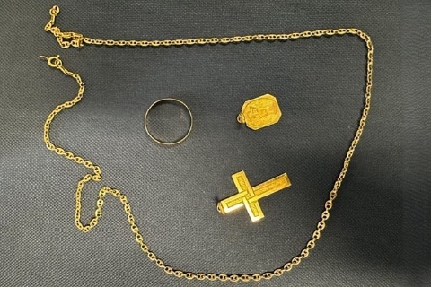 Aiuta anziano in casa e gli ruba ori e fede: denunciata