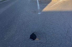 Voragine sulla strada: pericolo a Malgesso