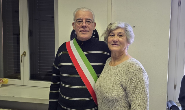 Il sindaco Claudio Ventimiglia con la  dipendente comunale Antonietta Mondrione