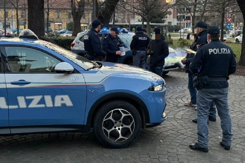 Baciò bambina fuori dall'asilo, torna libero