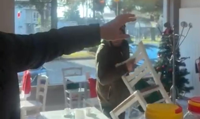 Un momento dell’aggressione di ieri: l’ennesima da parte di una persona nota alle forze dell’ordine