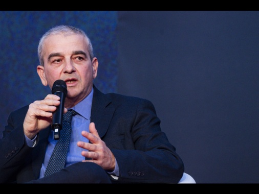 Fazzolari, dl armi? Se serve parlare anche di pace si farà