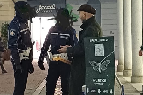 Multato musicista di strada. Solidarietà dei negozianti