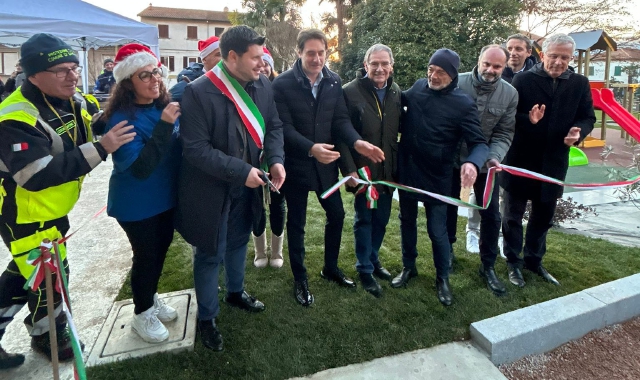 Il taglio del nastro con il sindaco 