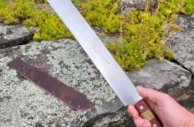 Le botte, il machete. Ma lei lo scusa