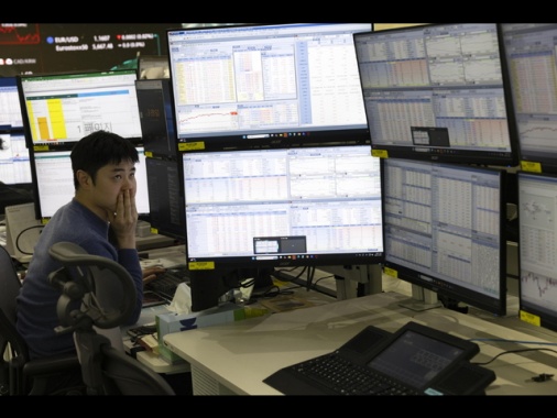 Borsa: l'Asia chiude in calo, si guarda all'economia cinese